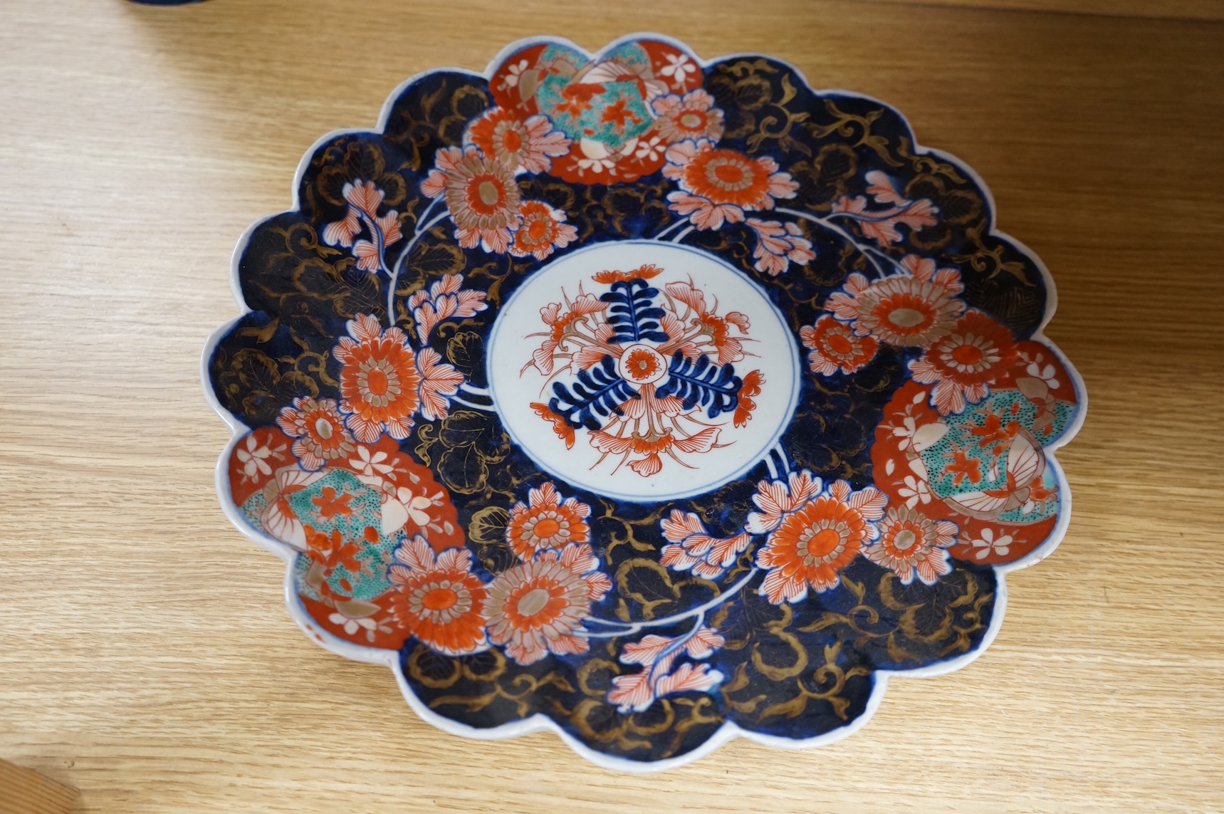 A Japanese Imari scalloped dish, 34cm in diameter